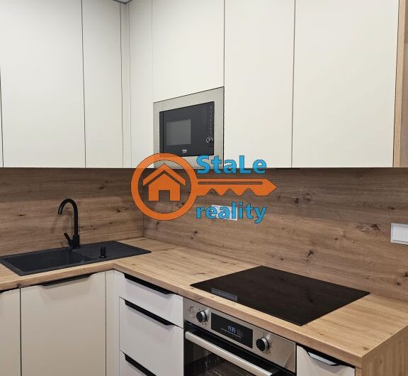 Prodej luxusního dr. bytu 3+1 se zasklenou lodžií a komorou 75 m2