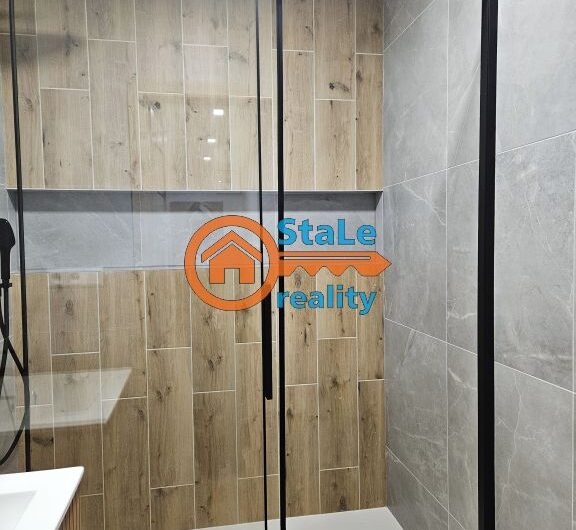 Prodej luxusního dr. bytu 3+1 se zasklenou lodžií a komorou 75 m2