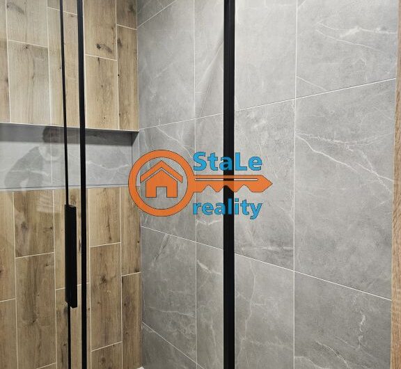 Prodej luxusního dr. bytu 3+1 se zasklenou lodžií a komorou 75 m2