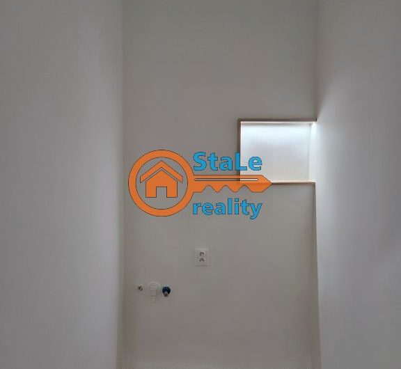 Prodej luxusního dr. bytu 3+1 se zasklenou lodžií a komorou 75 m2