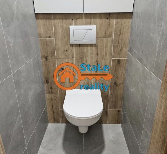 Prodej luxusního dr. bytu 3+1 se zasklenou lodžií a komorou 75 m2