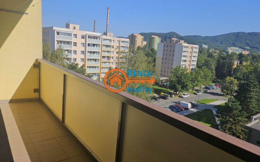 Prodej luxusního dr. bytu 3+1 se zasklenou lodžií a komorou 75 m2