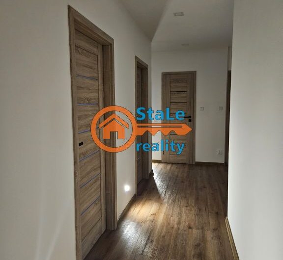 Prodej luxusního dr. bytu 3+1 se zasklenou lodžií a komorou 75 m2