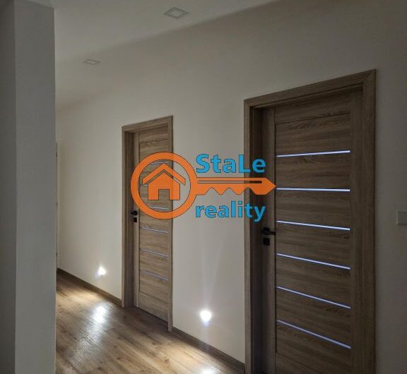 Prodej luxusního dr. bytu 3+1 se zasklenou lodžií a komorou 75 m2