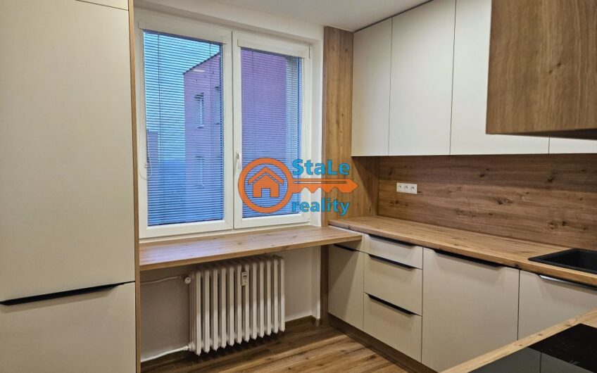 Prodej luxusního dr. bytu 3+1 se zasklenou lodžií a komorou 75 m2