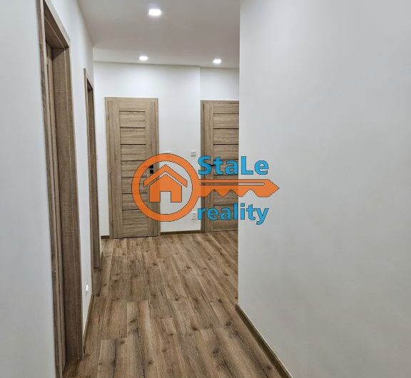 Prodej luxusního dr. bytu 3+1 se zasklenou lodžií a komorou 75 m2