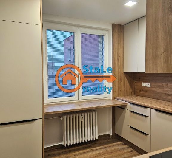 Prodej luxusního dr. bytu 3+1 se zasklenou lodžií a komorou 75 m2