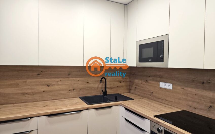 Prodej luxusního dr. bytu 3+1 se zasklenou lodžií a komorou 75 m2