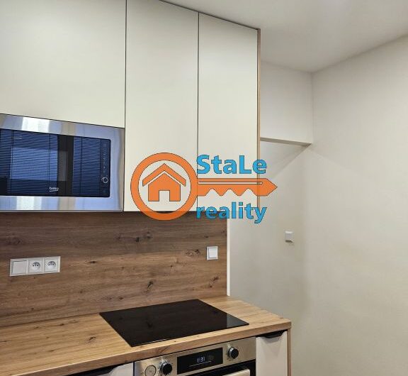 Prodej luxusního dr. bytu 3+1 se zasklenou lodžií a komorou 75 m2