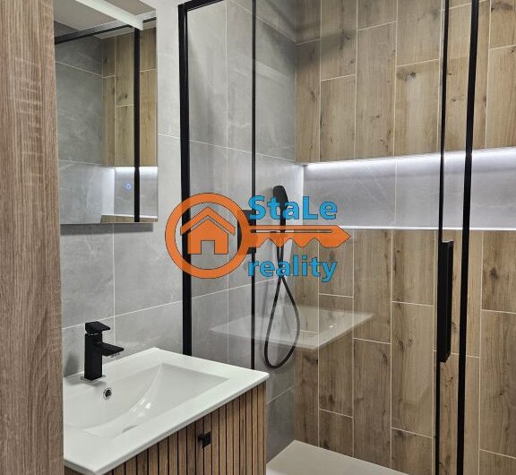 Prodej luxusního dr. bytu 3+1 se zasklenou lodžií a komorou 75 m2