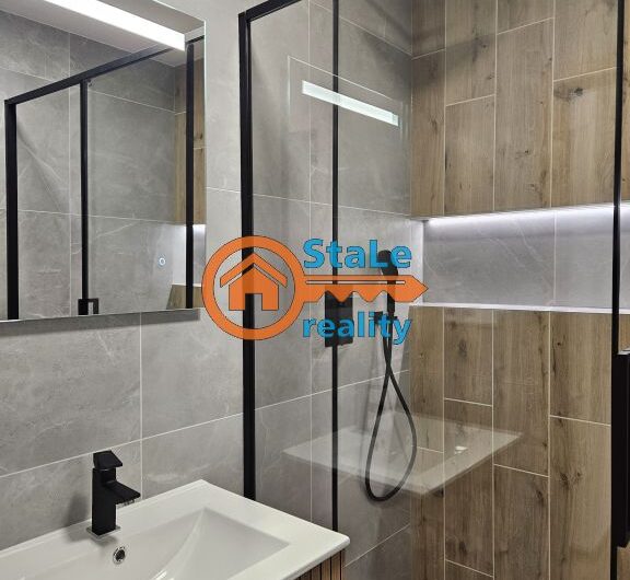 Prodej luxusního dr. bytu 3+1 se zasklenou lodžií a komorou 75 m2