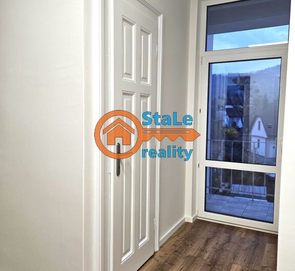 Prodej nadstandardního bytu 3+1 po kompletní rekonstrukci v cihlovém domě 91 m2 se zahrádkou