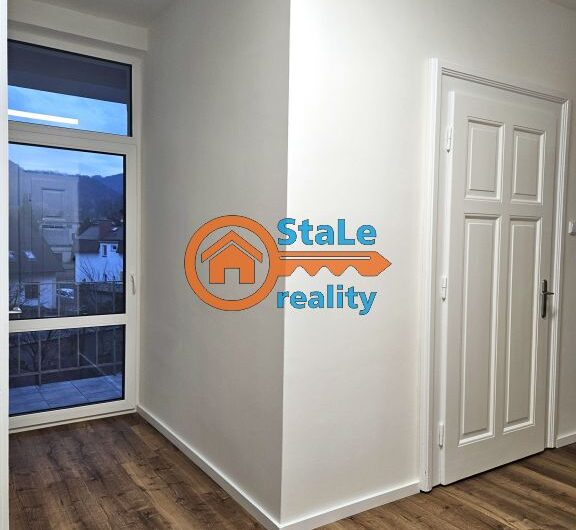 Prodej nadstandardního bytu 3+1 po kompletní rekonstrukci v cihlovém domě 91 m2 se zahrádkou