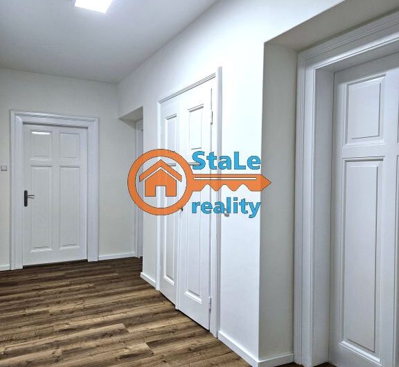 Prodej nadstandardního bytu 3+1 po kompletní rekonstrukci v cihlovém domě 91 m2 se zahrádkou